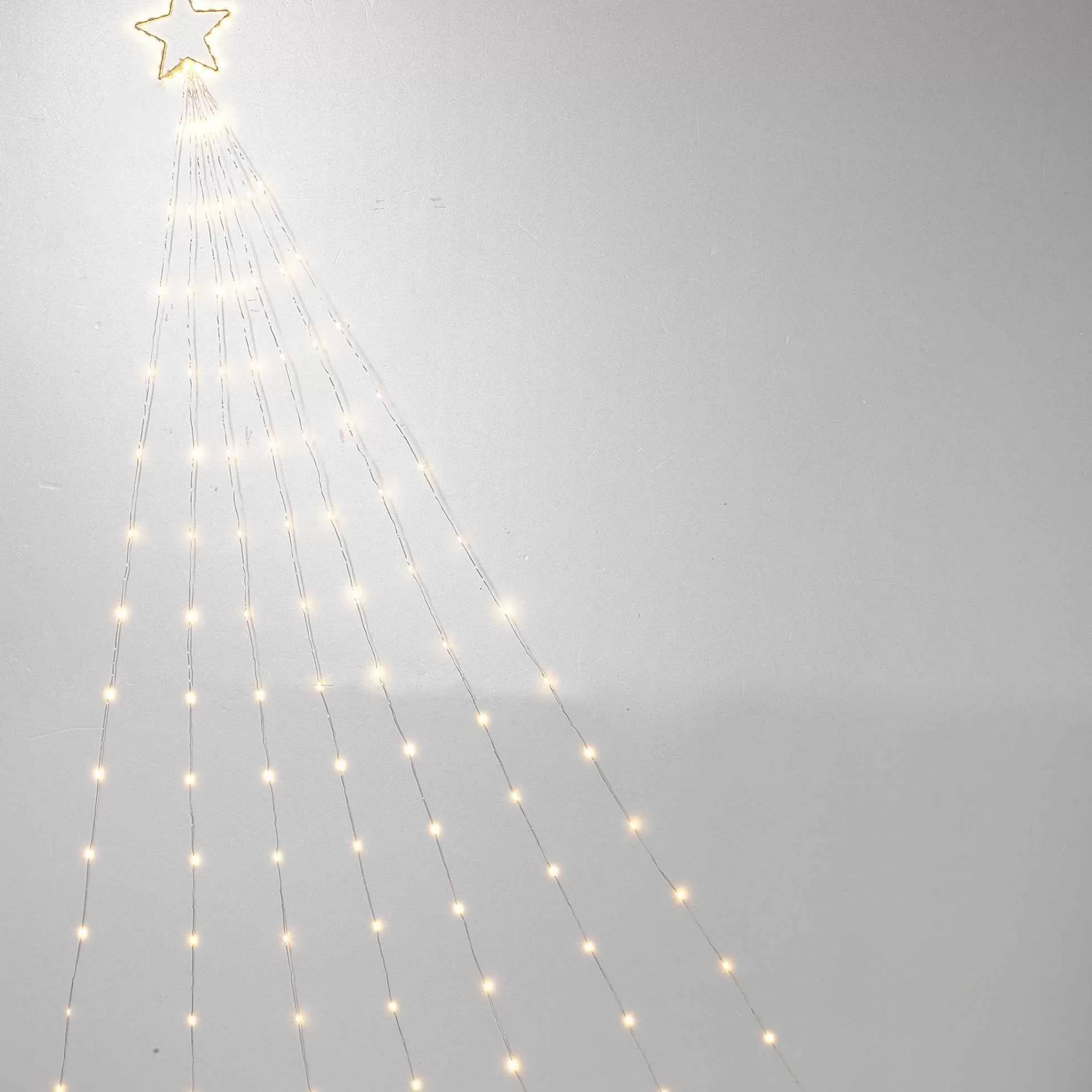 Gerson International 5-In D Electric Shooting Star With 30 Warm White Led Lights & Seven 7' Tails With 21 Led Lights